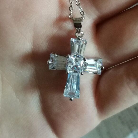 💖Gorgeous Sparkling Cz cross pendant on a 24” Silver Snake chain - Picture 12 of 16